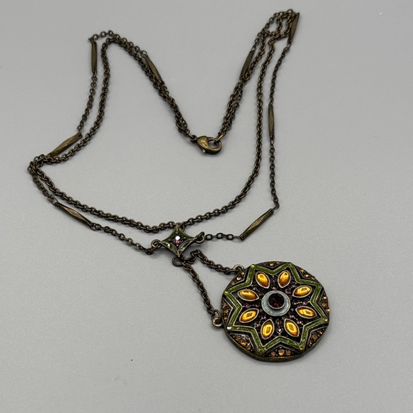 Vintage Avon Medallion Pendant Necklace JP429 - Picture 6 of 11